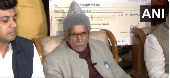 Maharashtra leaders hand over cheque of Rs 11 crore for Ram Mandir