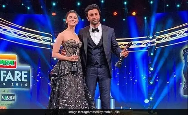Filmfare Awards: Ranbir, Alia perform ‘Jamal Kudu’ hook step, steal attention with cute PDA moment