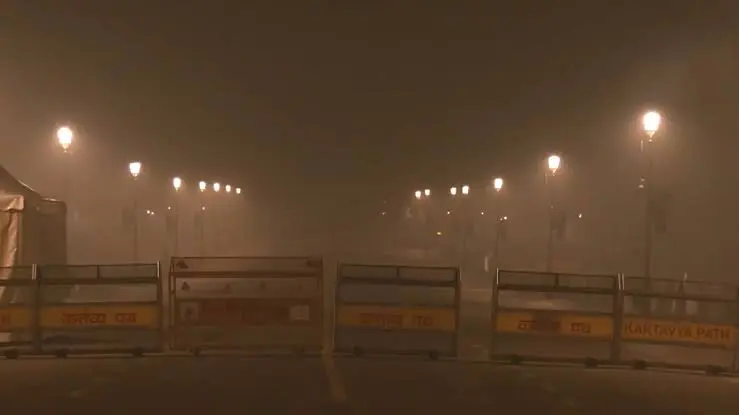 Layer of thick fog shrouds Delhi-NCR, visibility reduced badly