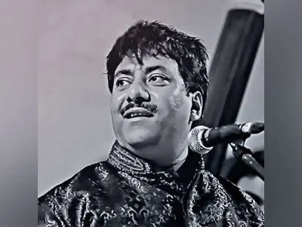 The great music teacher Ustad Rashid Khan died on Tuesday afternoon. On Wednesday, he will be buried in Kolkata with full state honors.