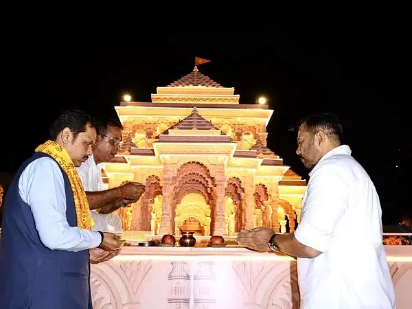 Rohit Shetty, Devendra Fadnavis flag off Ram Mandir's replica rath