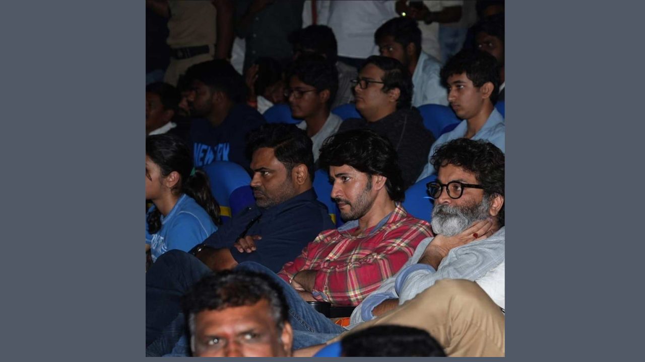 Mahesh Babu Enjoys His Film 'Guntur Kaaram' With Fans
