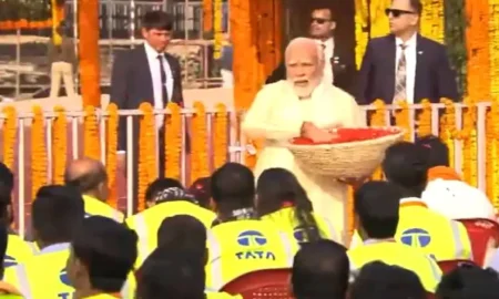 PM Modi showers flower petals on workers in Ayodhya