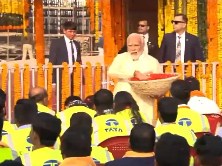 PM Modi showers flower petals on workers in Ayodhya