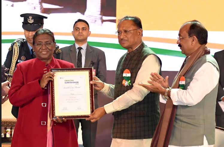 President Murmu presents Swachh Survekshan Awards