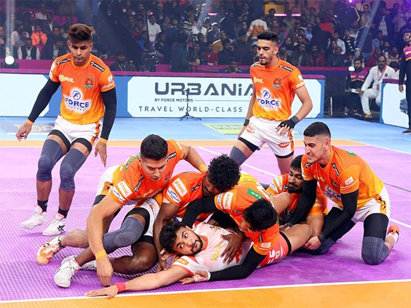 Gujarat Giants were no match for Puneri Paltan, who beat them 37–17 at the SMS Indoor Stadium on Friday.