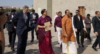 Union Minister Smriti Irani, MoS Muraleedharan visit Medinah, interact with Umrah pilgrims from India