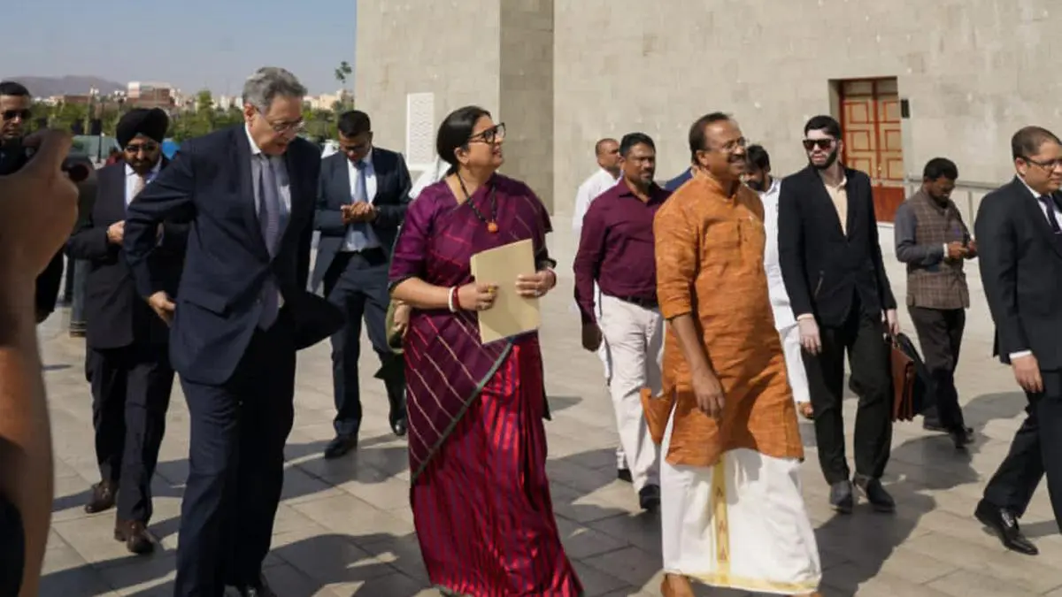 Union Minister Smriti Irani, MoS Muraleedharan visit Medinah, interact with Umrah pilgrims from India