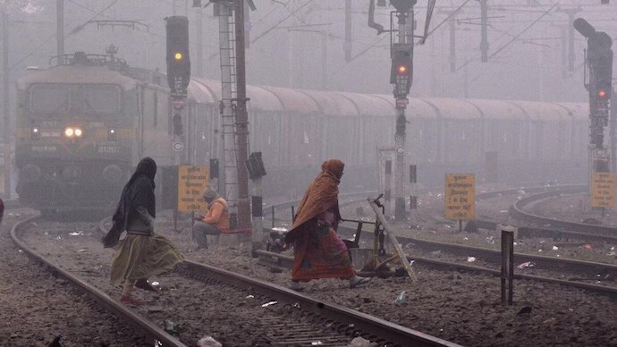 Delhi: 22 trains running late due to fog