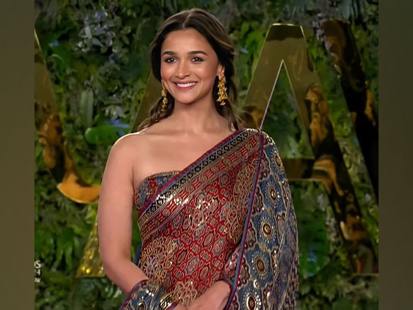 Alia Bhatt sizzles in Ajrakh saree at special award function in Riyadh