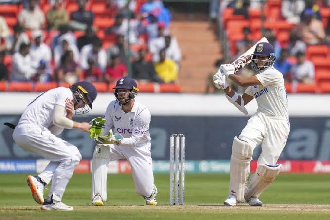India end the second session at 95/3 at Tea in Hyderabad (Day 04, Tea)