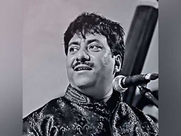 The great music teacher Ustad Rashid Khan died on Tuesday afternoon. On Wednesday, he will be buried in Kolkata with full state honors.