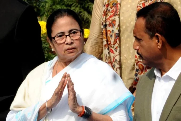 Mamata Banerjee sustains injury on her forehead on way to Kolkata