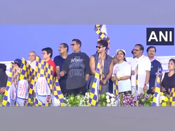 Mumbai: Akshay Kumar, Tiger Shroff Flag Off 5km Marathon From Atal Setu