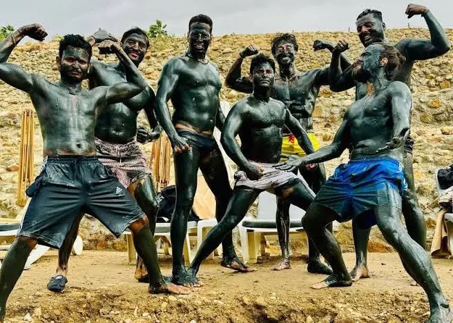 Akshay Kumar, Tiger Shroff celebrate ‘Bade Miyan Chote Miyan’ shoot wrap in Jordan in ‘mud-terial’ way