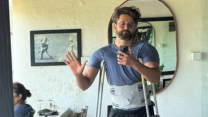 Hrithik Roshan suffers muscle injury, shares picture with crutches