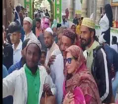 Dimple Kapadia seeks blessings at Ajmer Sharif, see pics