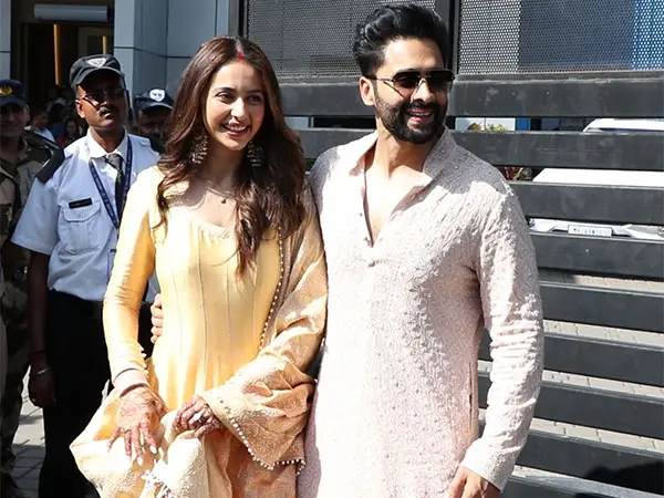 Love Is In The Air! Newlyweds Rakul Preet Singh, Jackky Bhagnani Reach Mumbai