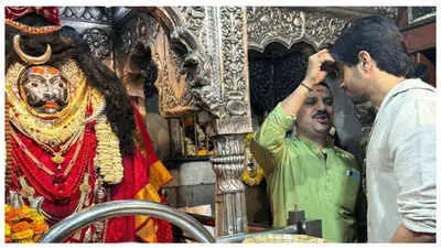 Sidharth Malhotra offers prayers at Kashi Vishwanath temple on Mahashivratri