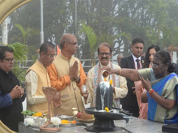 President Murmu performs ‘Jalabhishek’ at Mangalmurti Mahadev in Mauritius