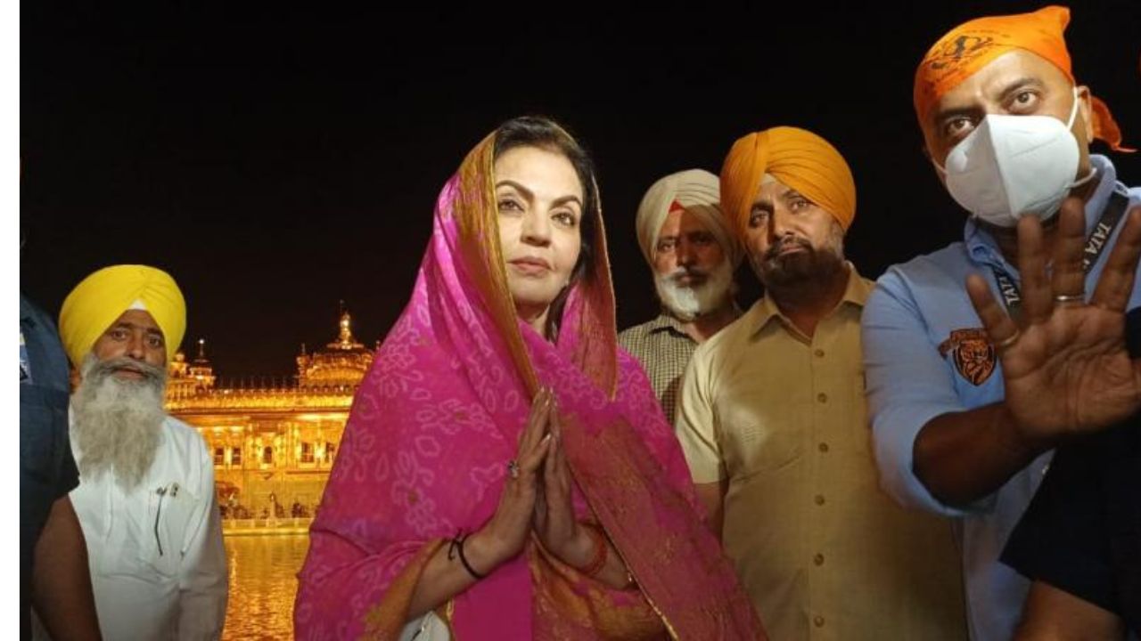 Nita Ambani Prays at Golden Temple