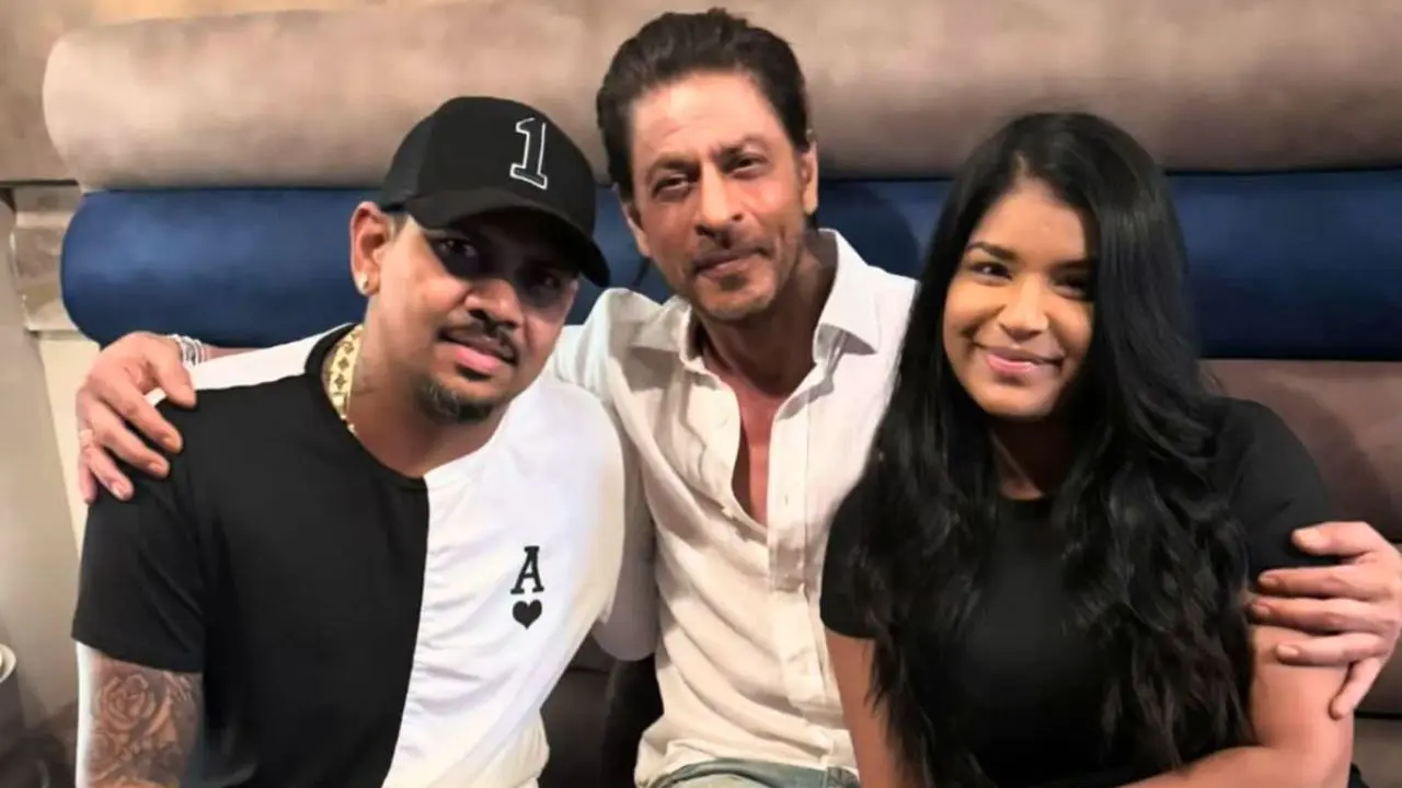 SRK Shares Sweet Moment with KKR Player and Wife