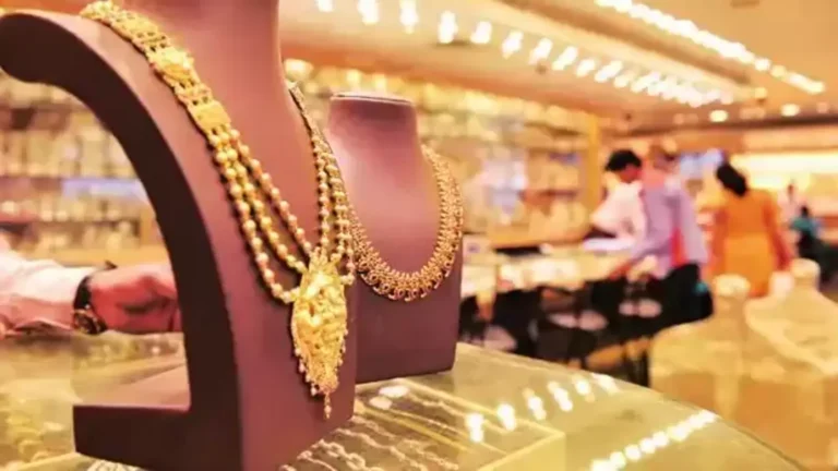 Gold Prices Dip Amid Easing Geopolitical Tensions and Delayed Rate Cuts