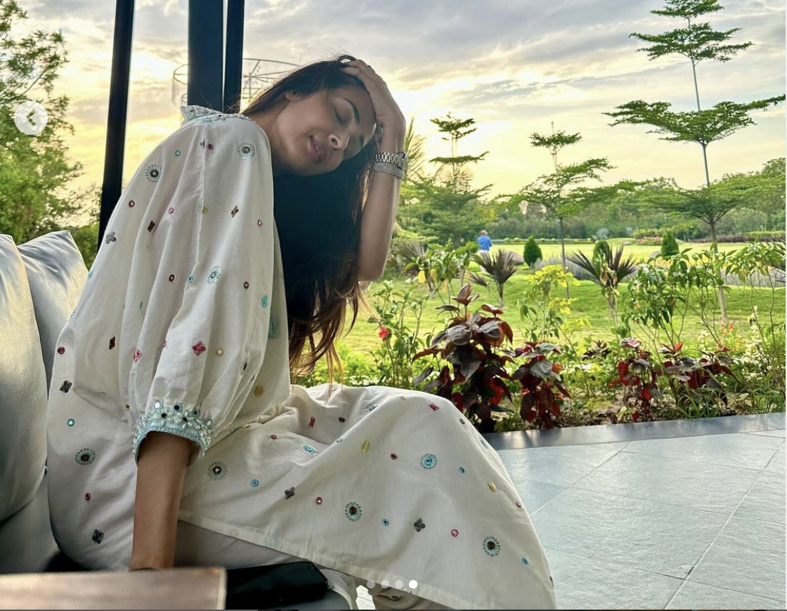 Malaika Arora drops ‘No filter’ pictures, Farah Khan reacts