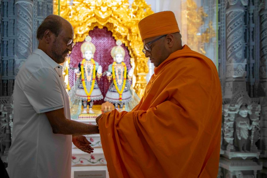 Rajinikanth’s Spiritual Sojourn: Visits BAPS Hindu Mandir in Abu Dhabi