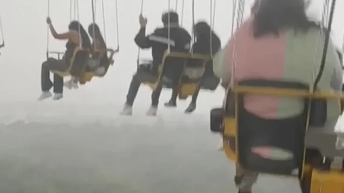 Scary Viral Video: Riders Stranded Mid-Air at Six Flags Mexico Amid Storm