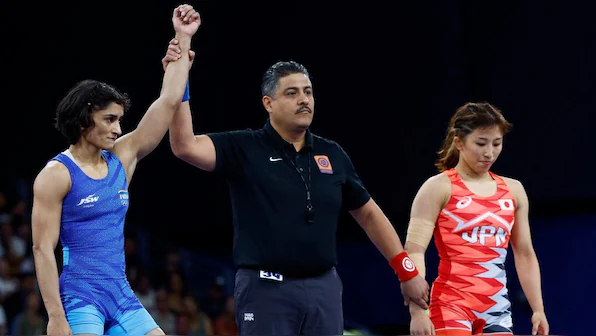 Vinesh Phogat Stuns Top Seed Yui Susaki, Advances to QFs