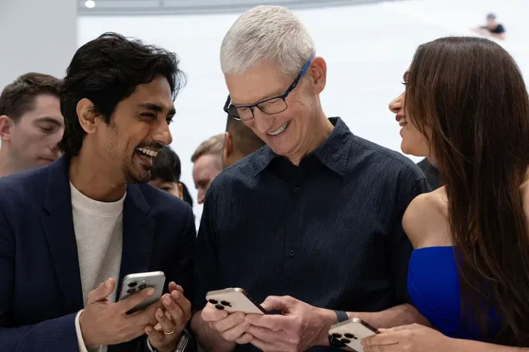 "Our Minds Are Charged.." : Aditi Rao, Siddharth Pose With Apple CEO Tim Cook