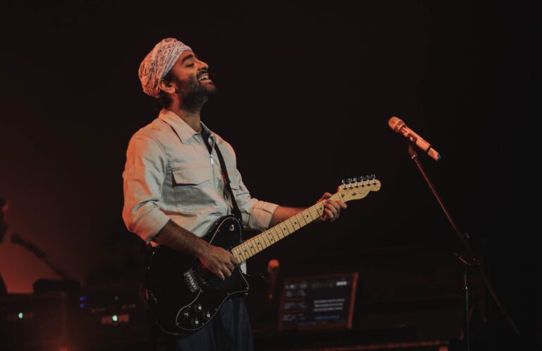 "Not Fair" : Arijit Singh Apologizes To Female Fan After Security Grabs Her By Neck During UK Concert