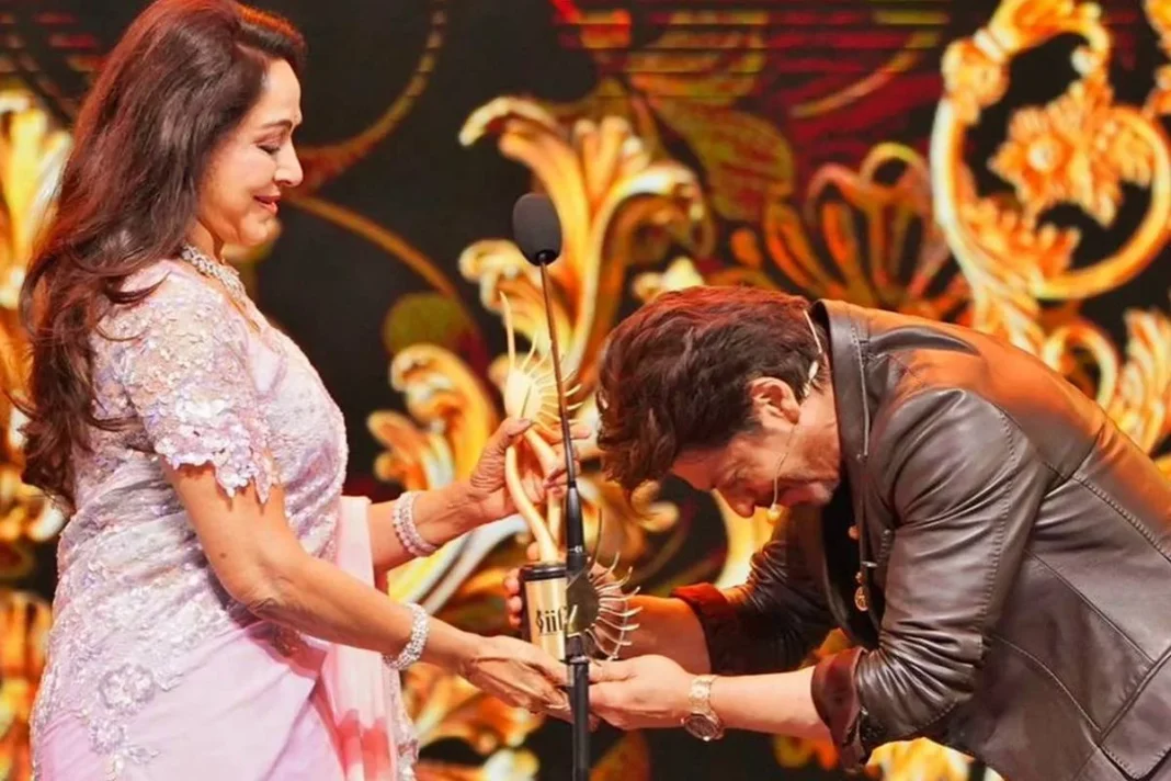 Shahrukh Khan Honors Hema Malini With Outstanding Achievement Award At IIFA 2024