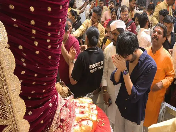"Ganpati Bappa Morya": Kartik Aaryan Seeks Blessings At Lalbaugcha Raja