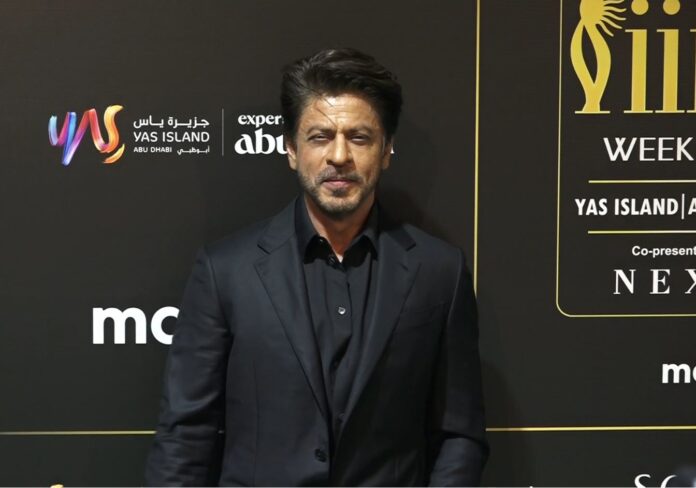 Bollywood Superstar Shah Rukh Khan's grand Entrance On The Green Carpet, Sends His Fans Into A Frenzy