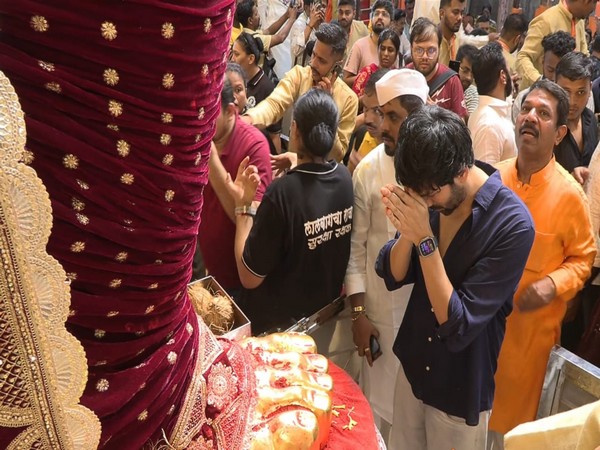 “Ganpati Bappa Morya”: Kartik Aaryan Seeks Blessings At Lalbaugcha Raja
