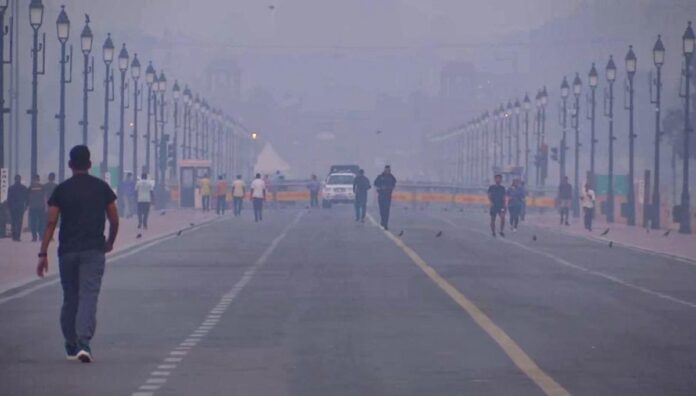 Delhi Engulfed in Smog as AQI Plummets to 'Very Poor' Levels