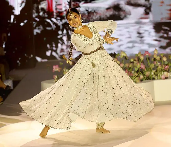 Shriya Saran Performs Graceful Kathak At Lakme Fashion Week 2024