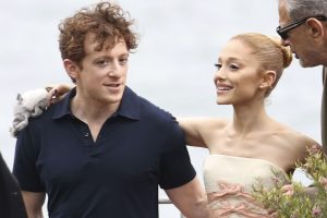 'Wicked' : Ariana Grande And Beau Ethan Slater Show Sweet PDA