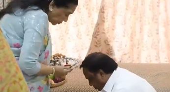 Asha Bhosle Applies Tilak And Celebrates Bhai Dooj With Mumbai BJP Chief Ashish Shelar