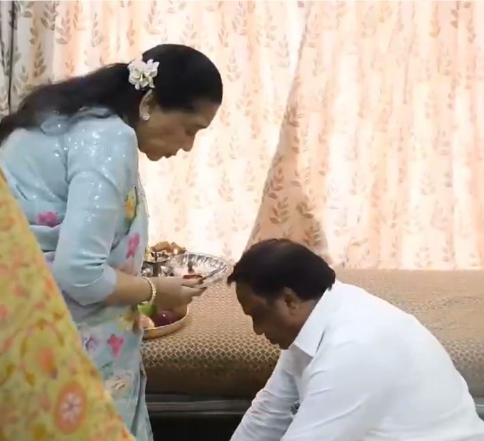 Asha Bhosle Applies Tilak And Celebrates Bhai Dooj With Mumbai BJP Chief Ashish Shelar