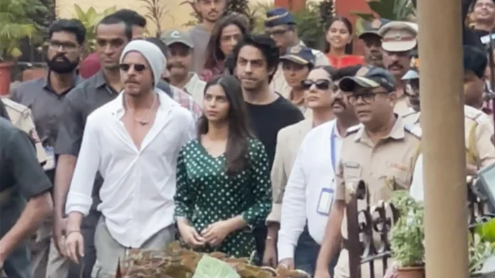 Shah Rukh Khan Along With Family Cast Vote Amid High Security In Mharashtra Polls