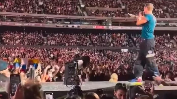 Chris Martin Falls On-Stage During Melbourne Concert; Deets Inside