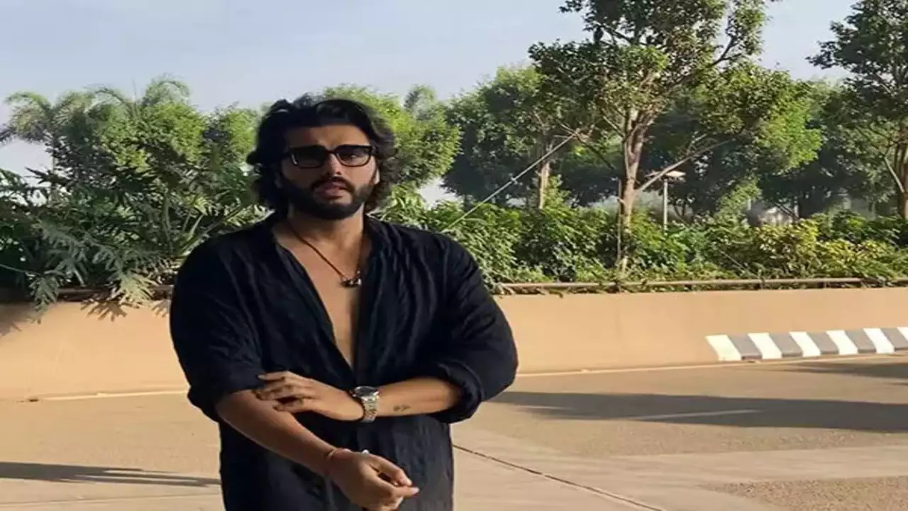 Arjun Kapoor Schools Pap At Mumbai Airport, Says "Tobacco Khana Band Karo"