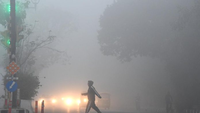 Cold Wave In Delhi As Mercury Dips to 5.6 Degrees Celsius