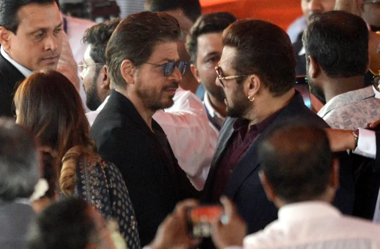 Salman Khan Shares Warm Hug With SRK At Devendra Fadnavis's Oath Ceremony