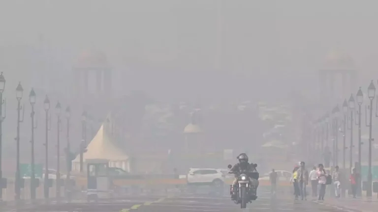 Delhi's Air Quality Worsens to 'Severe,' Fog Limits Visibility as Temperatures Plunge
