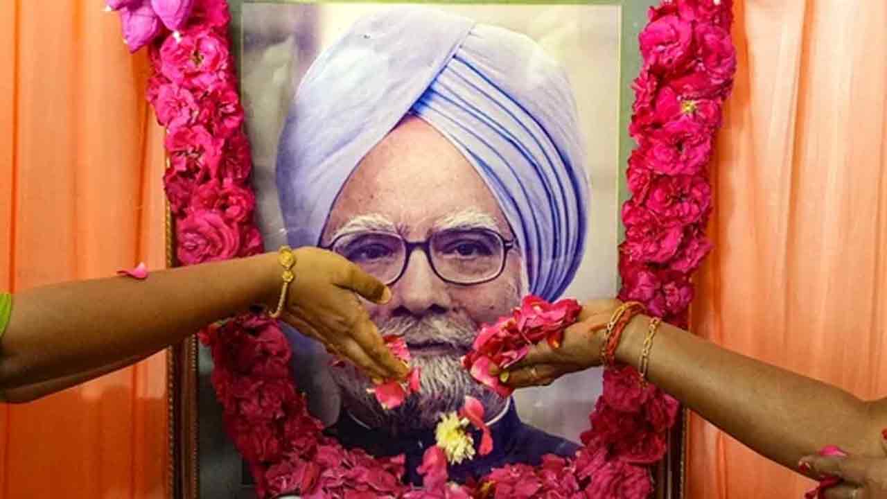 Sonu Sood Remembers Former PM Manmohan Singh After His Demise, Says "We Are Proud Of Him"