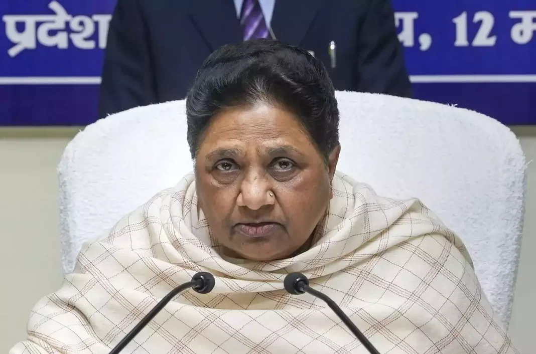 Mayawati Slams Congress Over Delay in Mandal Commission Report, Criticizes BJP on Constitution's Legacy